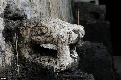 une plateforme d'un temple Aztèque sous le Templo Mayor  Templo_mayor_plateforme_ceremonielle