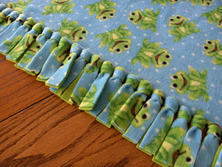                    كيف تصنعين غطاء لسرير طفلك بدون خياطة                        HPIM3425