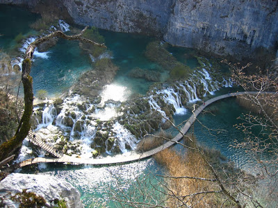 سحر الطبيعة جولة سياحية داخل حديقة بليتفيتش الوطنية في كرواتيا .♥ National-Park-Plitvice-Lakes-Croatia-Barrier-between-Gavanovac-and-Kalu%C4%91erovac