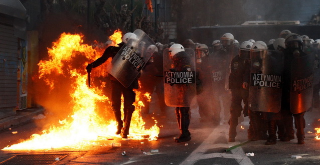 Les souffrances en conséquence de la crise économique en Grèce ? Manifestation-emeutes-Grece-2012