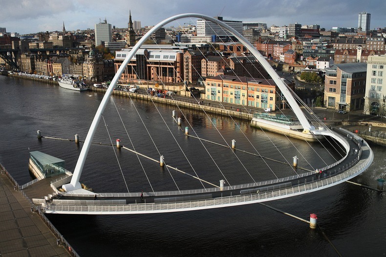 الجسر المائل الوحيد فى العالم جيتس هيد  ميلينيوم"جسر الألفية". Gateshead-millennium-bridge-72