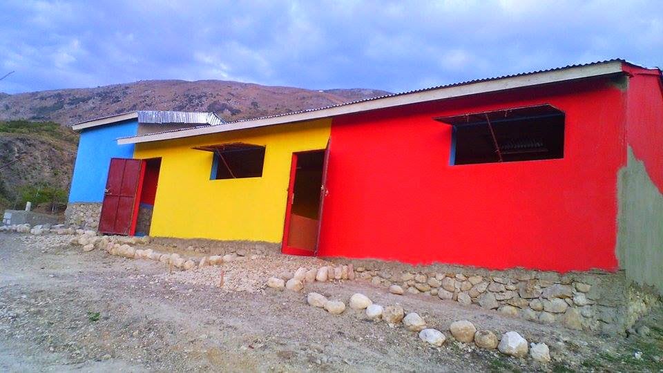 Haiti. Inaugurada escola totalmente financiada pelos fãs de Michael jackson Escola%2B%2B1a