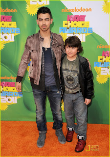 "Humano o Inmortal" (joe y tu) Joe-jonas-kca-2011-03