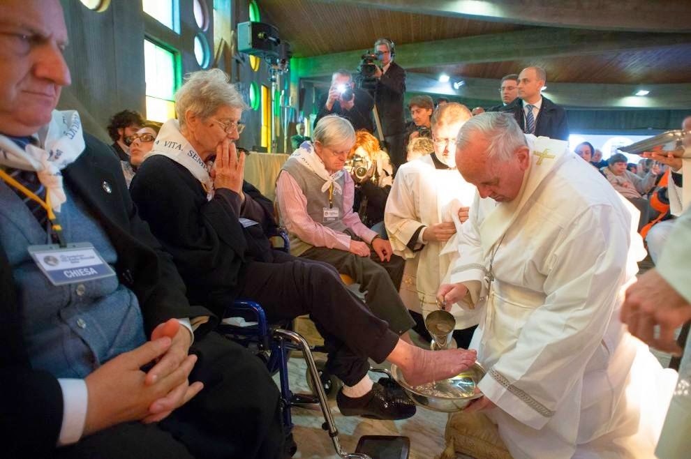 Papa Francesco thyen rregullat, lan dhe puth edhe këmbët e femrave (foto) 1973499_781928488485243_581130958763865398_o