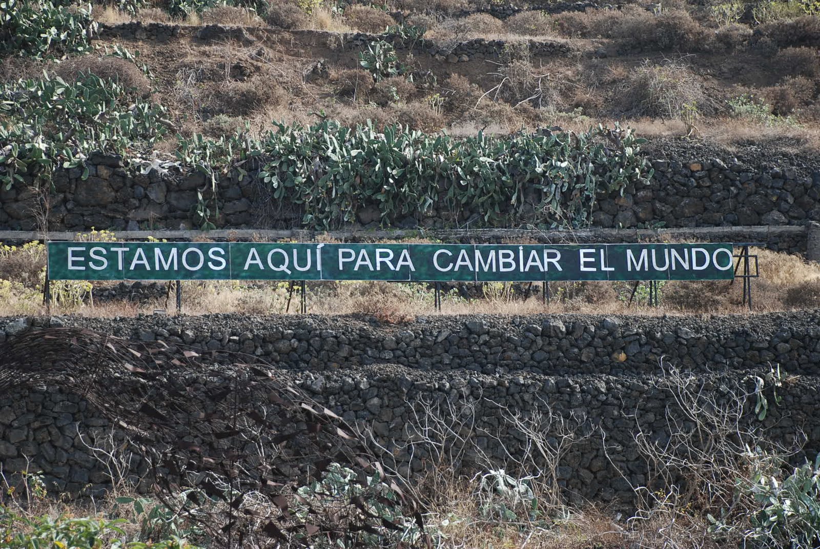 LA FRASE DE LA AUTOPISTA... Estamos%2Baqui