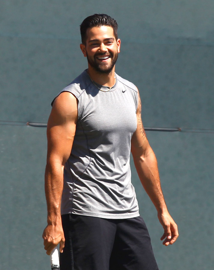 jesse-metcalfe-shirtless-tennis-07102013-09.jpg