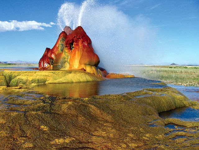 نبع الماء الطائر Fly-geyser1%5B2%5D