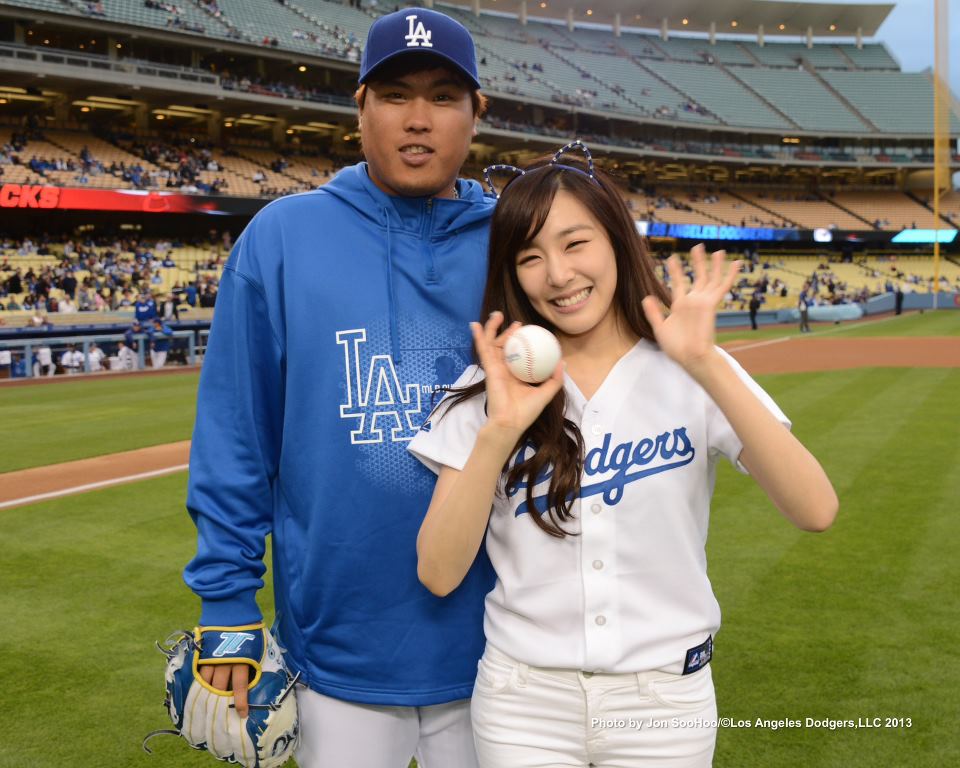 (PICS+VIDEOS) Tiffany primer lanzamiento en el estadio de los Dodgers 130507sm4