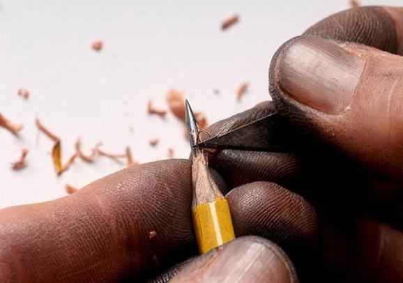 فن الإبداع بالأقلام Miniature_pencil_art_carving4