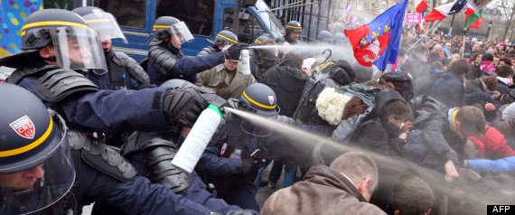 Manuel Valls porte plainte pour diffamation à cause d'un photomontage R-MANIF-POUR-TOUS-GAZ-large570