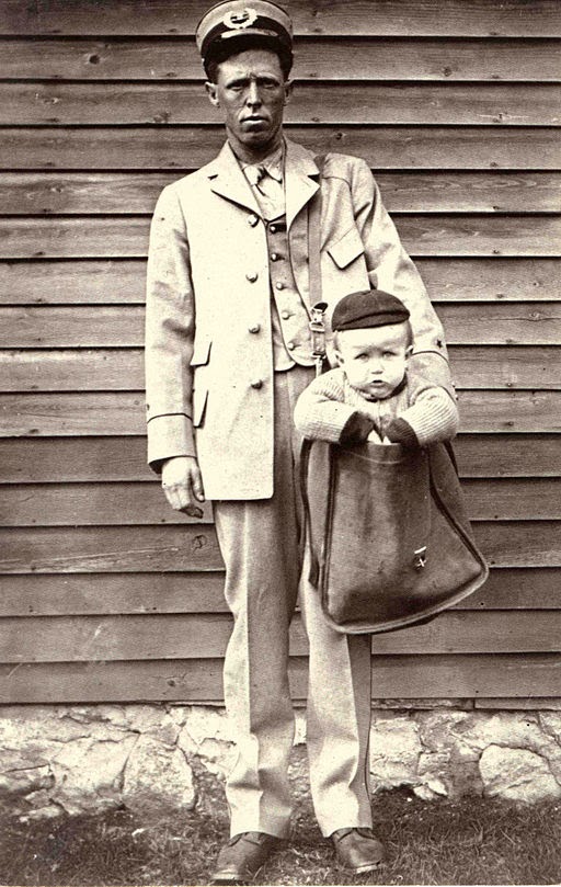 Slikovnica - Page 35 512px-Uniformed_Letter_Carrier_with_Child_in_Mailbag