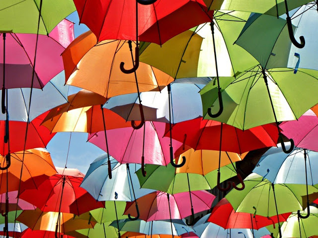 شارع المظلات في البرتغال .. Umbrella-art-4%5B2%5D