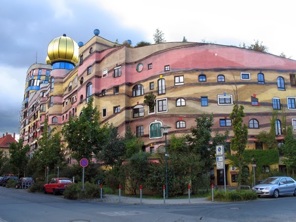 اغرب 50 مبنى في العالم جزء ثاني 02-forestspiralhundertwasserbuilding-thumb