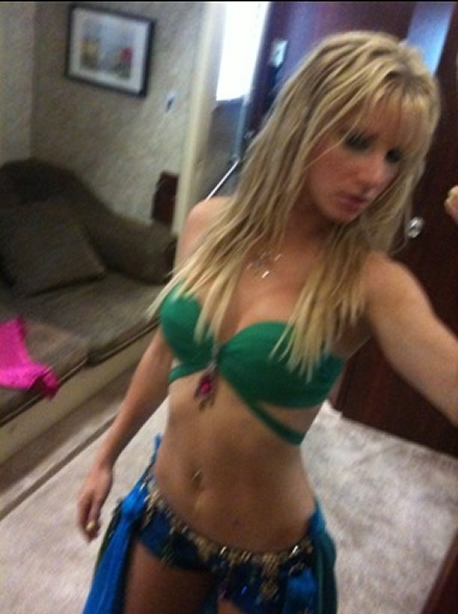 Foto de Heather Morris vestida de 'Slave 4 U' NDd4h