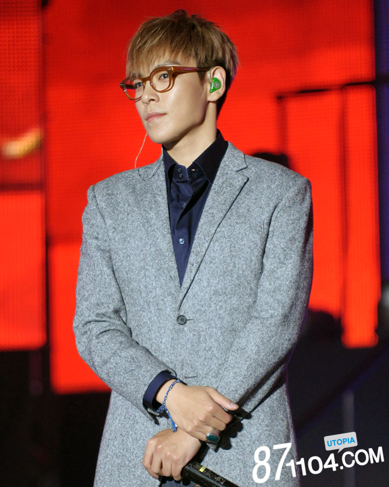 T.O.P's iCONS Top-big-bang-lotte-duty-free-concert_021