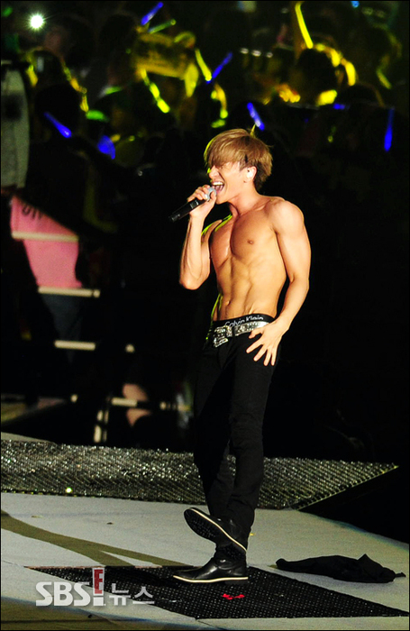 LEETEUK IMPRESIONA CON SUS 'ABS' 20120818_leeteuk_abs_concert6