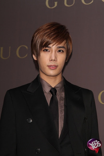 Park Jung Min para Gucci  y  Prada  Acbdcc284e6a205e8644f90