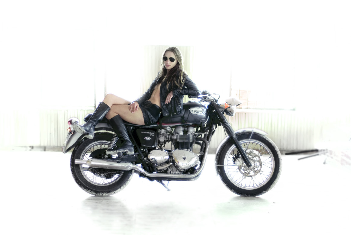 Un peu de douceur dans ce monde brutes !!!  - Page 2 Girl-triumph-bonneville