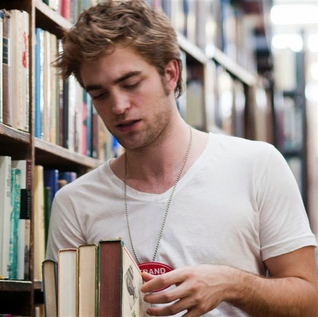 6 Abril - COSMOPOLITAN GRECIA: ¿Por qué nunca dejamos de amar a Robert Pattinson? 2emzpf83