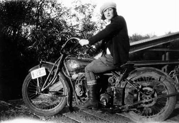 MOTOS en NOIR & BLANC - Page 7 Vintage-woman-motorcycle-rider