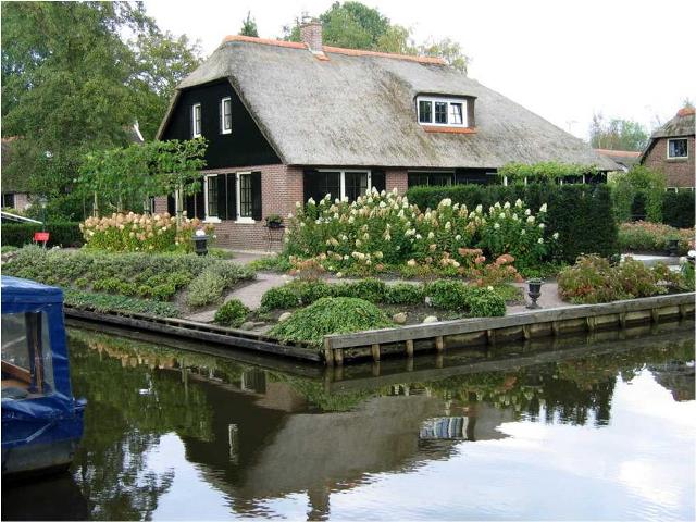 Flag this message Giethoorn, village in Holland with no roads اجمل قرية بالعالم بدون سيارات Giethoorn3