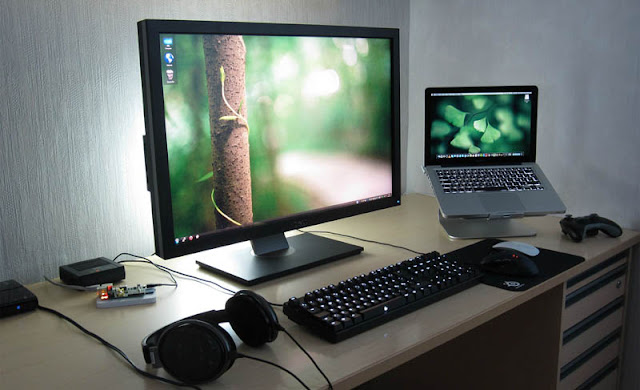 محطات الكمبيوتر Clean-computer-station-setup-one-laptop-and-one-monitor