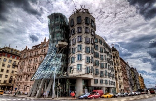 شاهدوا بالصور أغرب منازل في العالم! Prague-dancing-house-1