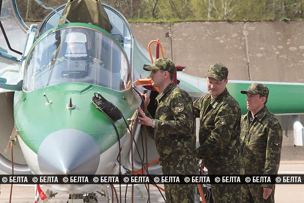 ابريل القادم : بيلاروسيا تتسلم 4 مقاتلات Yak-130 وكازخستان تتسلم 4 مقاتلات Su-30SM Belarusian%2BAir%2BForce%2Btakes%2Bdelivery%2Bof%2Bfour%2BYak-130%2Btrainer%2Baircraft%2B2