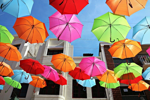 شارع المظلات في البرتغال .. Umbrella-art-5%5B2%5D