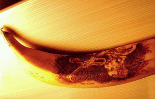 بالصور :فنان استرالي يرسم على الموزَ 3