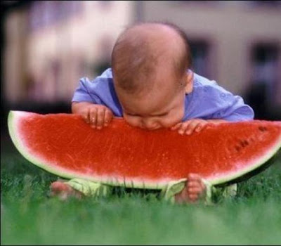 பழங்களை எப்போது எப்படி சாப்பிடணும்? Baby-eating-watermelon-203390