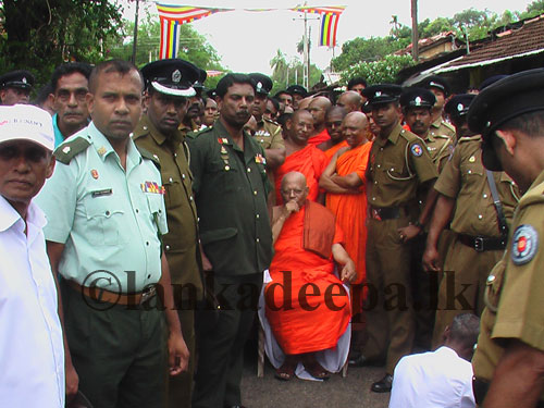 தம்புள்ள ஜும்ஆ பள்ளிவாயலுக்கு காவிஉடை தரித்த கயவர்களின் காட்டுமிராண்டித்தனம் Picture-206