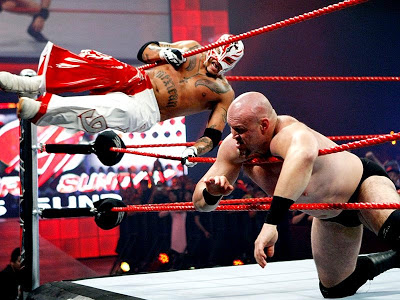 ري ميستيريو يشارك في عرض الرو بعد ريسلمانيا 29 !! Rey-mysterio-wwe-un-masked-raw-snitsky-desktop-sport-110543