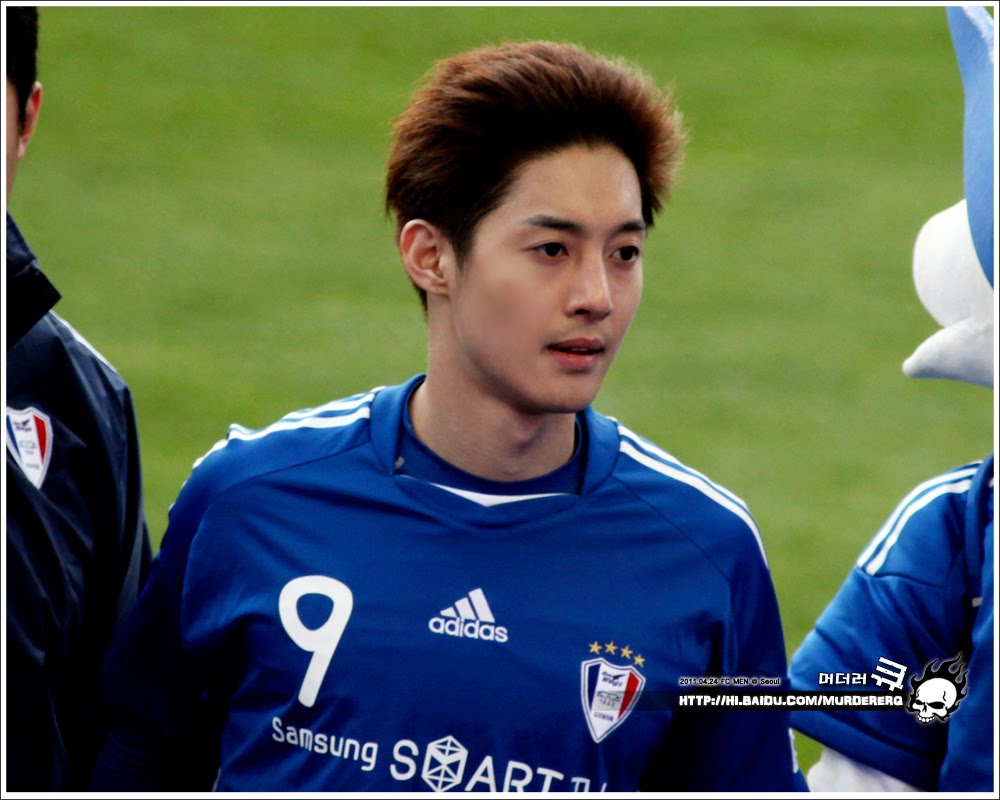 Kim Hyun Joong, Eye Candy En el campo de fútbol Hjl1