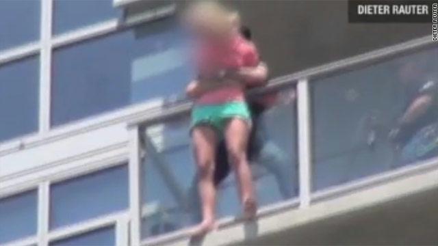 بالصور.. سبعة مواقف إنسانية خلال أسبوع Gal.woman.rescue.jump.jpg_-1_-1