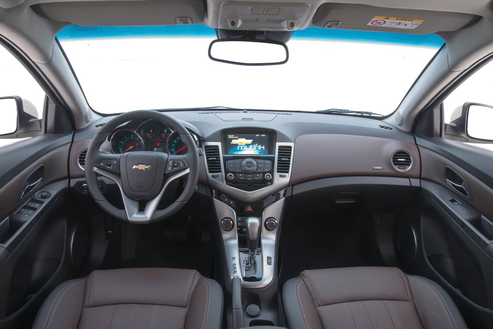 Chevrolet Cruze - Página 30 Novo%2BChevrolet%2BCruze%2BHatch%2B2015%2B-%2Binterior%2B(2)