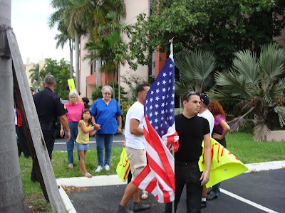 MULEROS Y EXILIADOS CUBANOS CHOCAN FRENTE A LAS OFICINAS DEL REPRESENTANTE FEDERAL MARIO DIAZ BALART  DSC04893