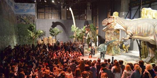 أشهر أماكن الترفيه في اسطنبول The-parade-of-dinosaurs