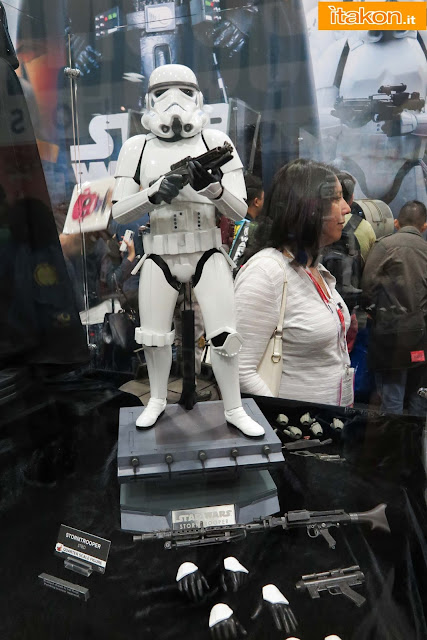 [Hot Toys] Star wars - Stormtrooper - 1/4 scale Hot-toys-sdcc-2015-30