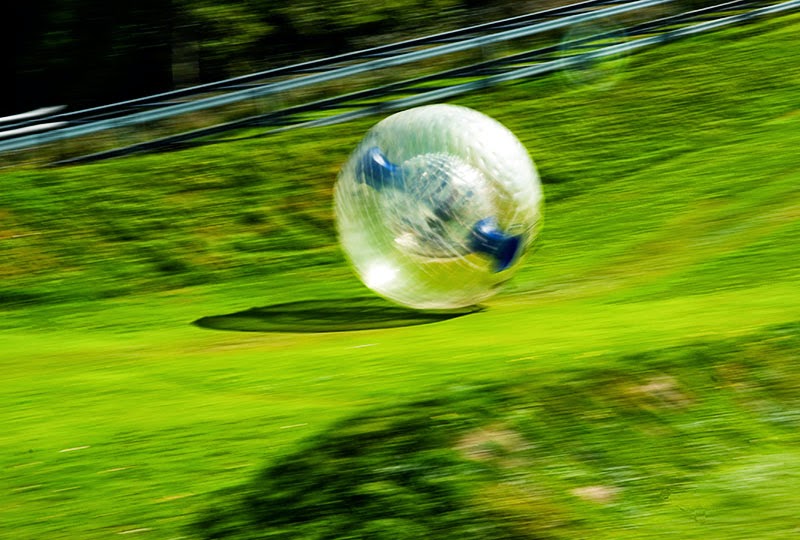 10 Olahraga Paling Unik Di Dunia Zorbing