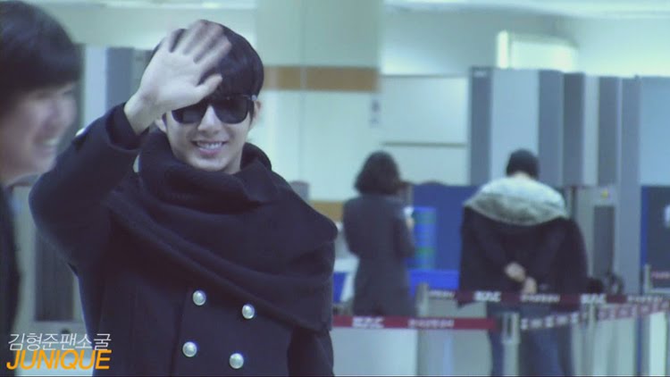 Kim Hyung Jun @ Aeropuerto Gimpo japon 592ed2c0735ce8447d3e6f7e