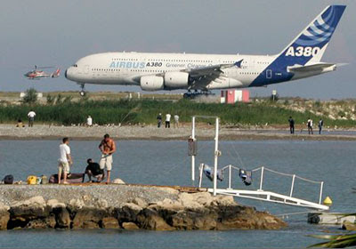 Airbus A380 Superjumbo 0108_airportdelay_09