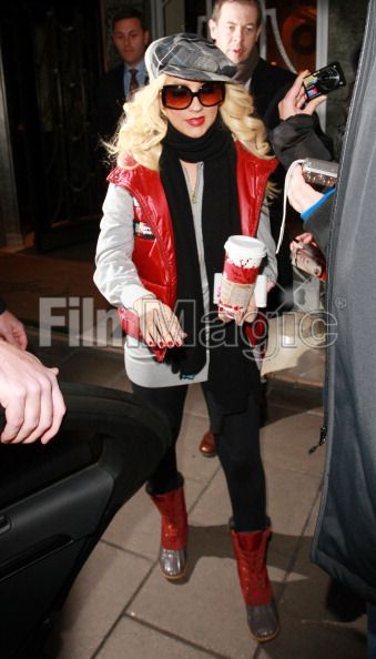 Christina y Matt dejando su hotel en U.K. (14/11) 01-1