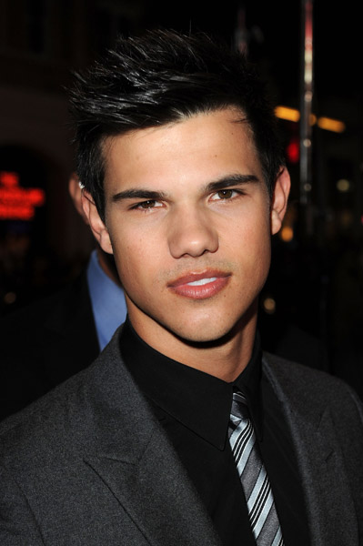 taylor lautner en la premiere de valentine's day !! Vday1