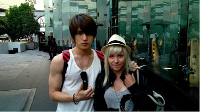 [Trans] 20100721 Jaejoong chụp ảnh với một fan Phần Lan tại USA, "Cơ bắp của anh trông rất sexy". 8wigps