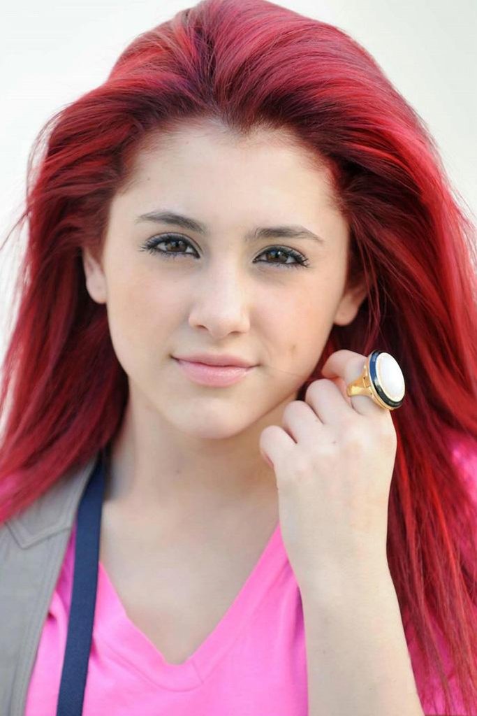 Leyla Smith Ariana-grande