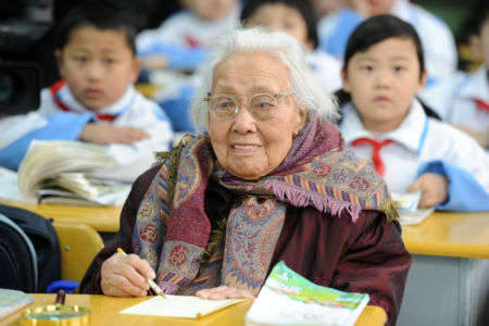  طالبة ابتدائي عمرها ( 102 ) سنة  102-year-old-student2