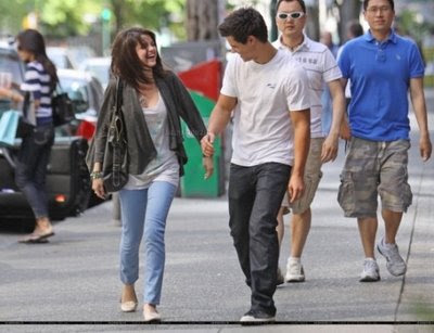 selena with her boyfriend taylor lautner  Selena-gomez-taylor-lautner-pda-session-photos-5