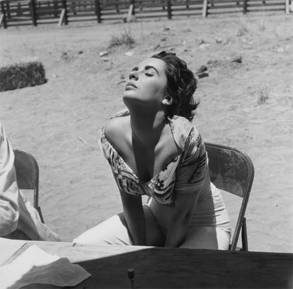 ha muerto Elizabeth Taylor  Elizabeth-taylor-sunning-herself-on-the-set-of-giant-1955-photo-by-sid-avery