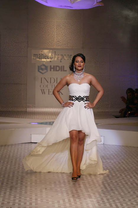 Sonakshi Sinha on Ramp Walk @ Rat HDIL Pics - N/W  Sonakshi-Sinha-On-Ramp-At-HDIL-8